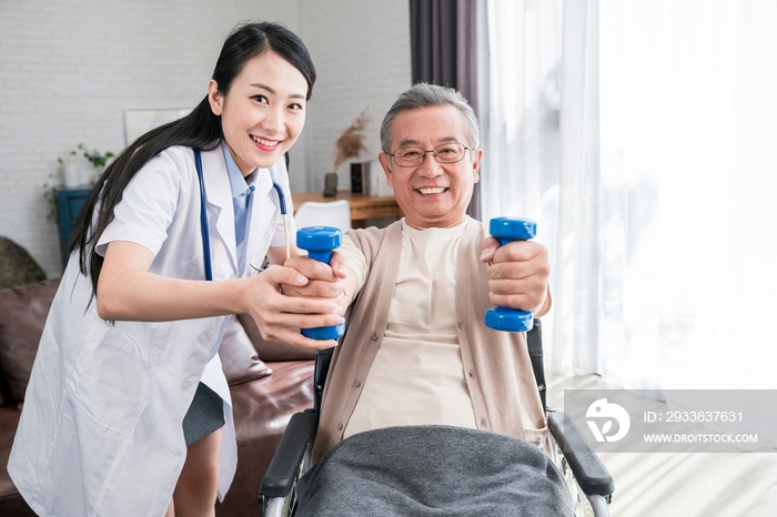 年轻的女医生在给老人做康复