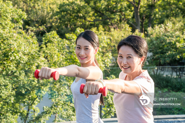 一个年轻女人在指导一个老年人锻炼身体