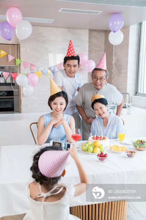 快乐的一家人在厨房聚会庆祝
