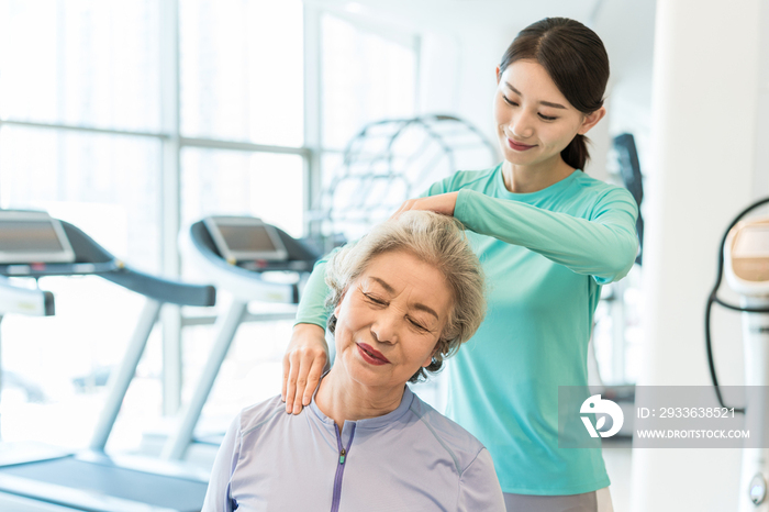 老年女子在私教的指导下健身