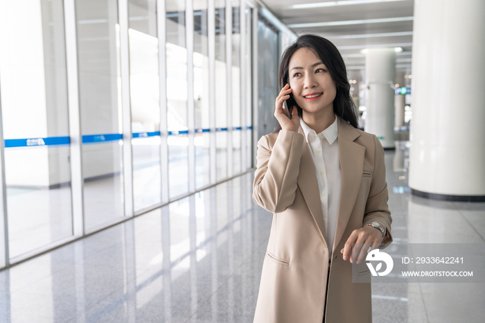 商务女士在机场打电话