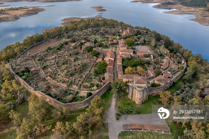 vista aérea de Granadilla junto al embalse de Gabriel y Galán en la provincia de Cáceres, España