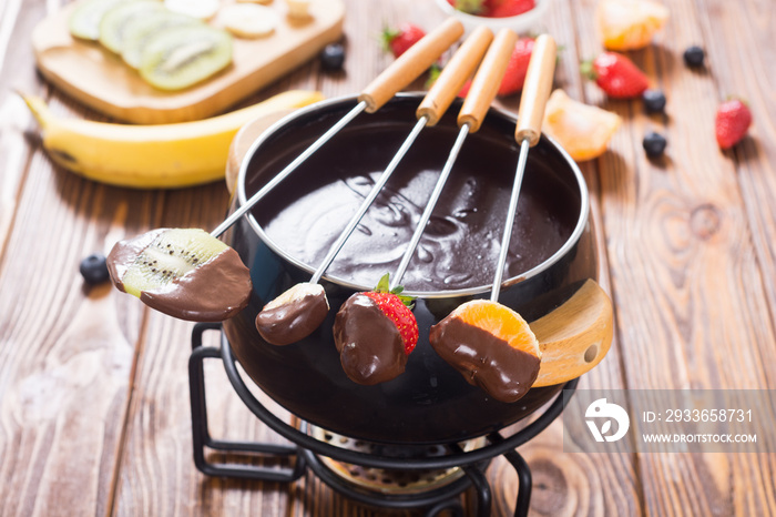 Chocolate fondue whith fruit and berries