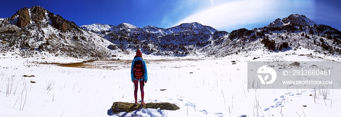 Mujer admirando las montañas nevadas en Andorra