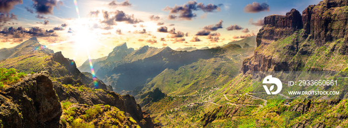 Paisajes y naturaleza en España. Viajes y  aventuras  al aire libre. Valle de Masca. Islas Canarias.Tenerife. Paisaje de montaña pintoresco. Cactus, vegetación y la puesta de sol