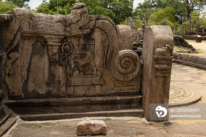 arvings of gods flank the staircases inthe ruins at Polonuwara