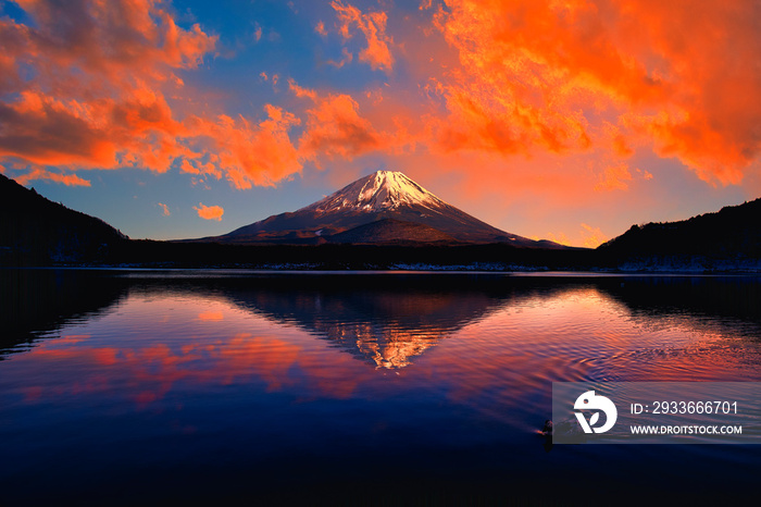 富士山の美しい夕焼け雲