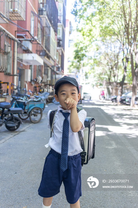 一个背书包穿校服的快乐小学生