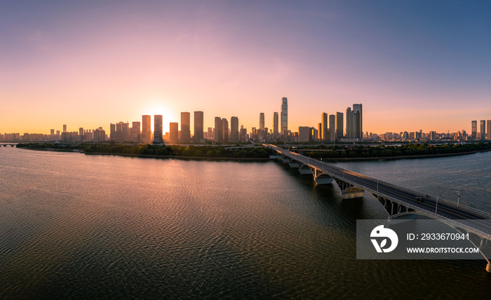 航拍长沙橘子洲大桥湘江沿岸城市风光全景图