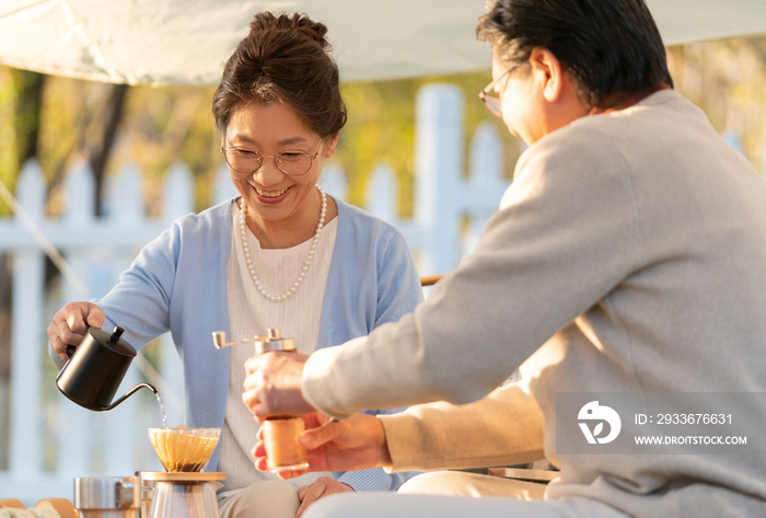 中老年人露营地冲咖啡聊天