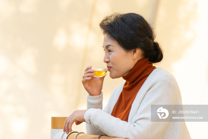 一个中老年女人喝茶