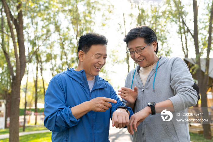 两个运动的老年男人看运动手表