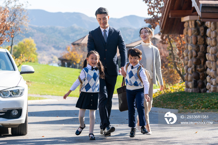 年轻夫妻送孩子去上学