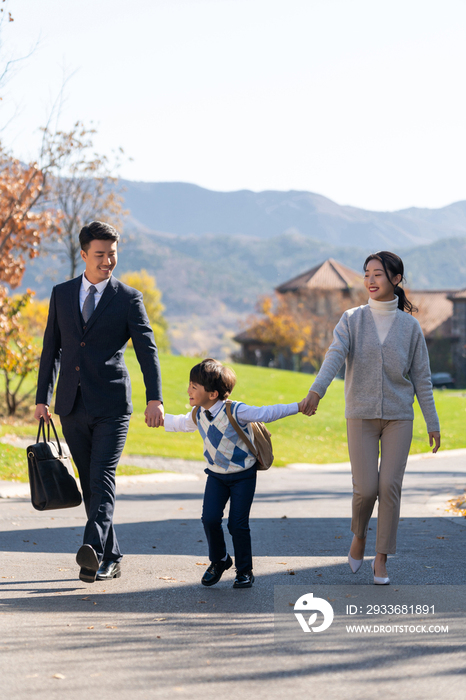 年轻夫妻送孩子去上学