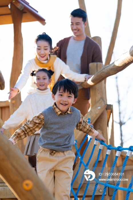 年轻夫妻带着孩子在公园玩耍