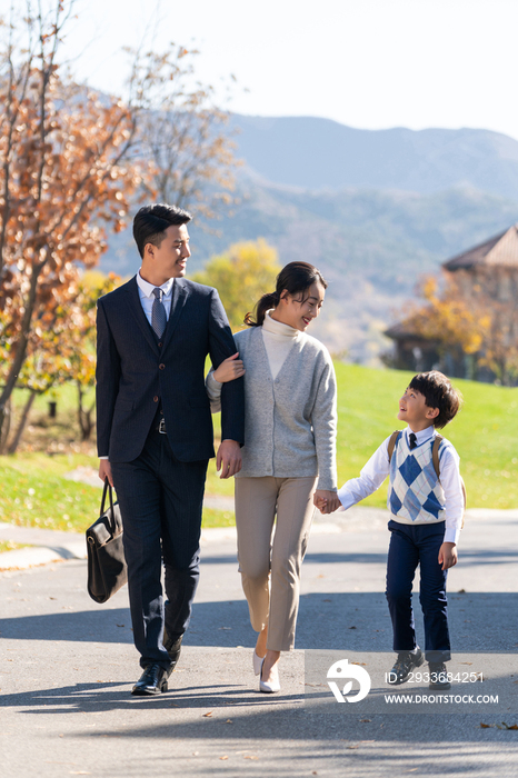 年轻夫妻送孩子去上学