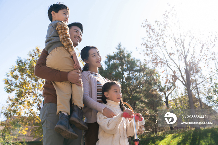 年轻夫妻带着孩子们在玩滑板车