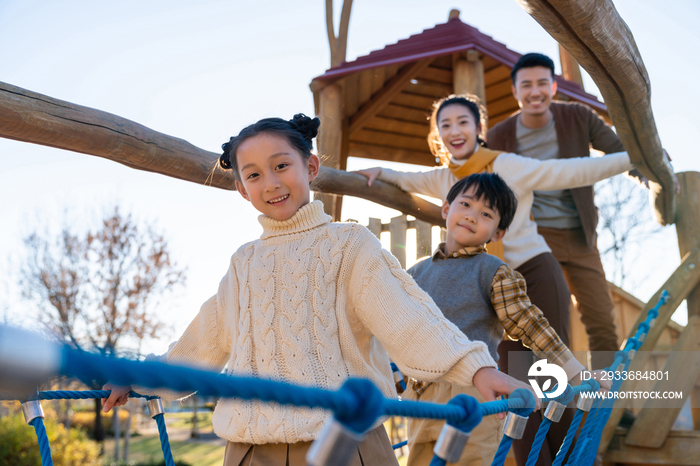 年轻夫妻带着孩子在公园玩耍