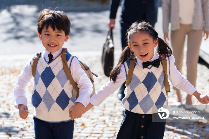 年轻夫妻接孩子放学