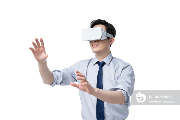 商务男士使用VR眼镜