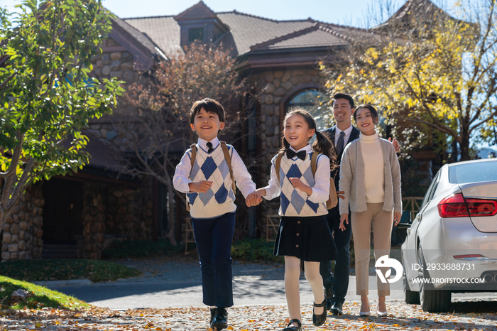 年轻夫妻接孩子放学