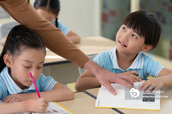 小学生和老师在课堂