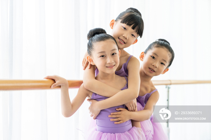 跳芭蕾的小女孩们在舞蹈室休息