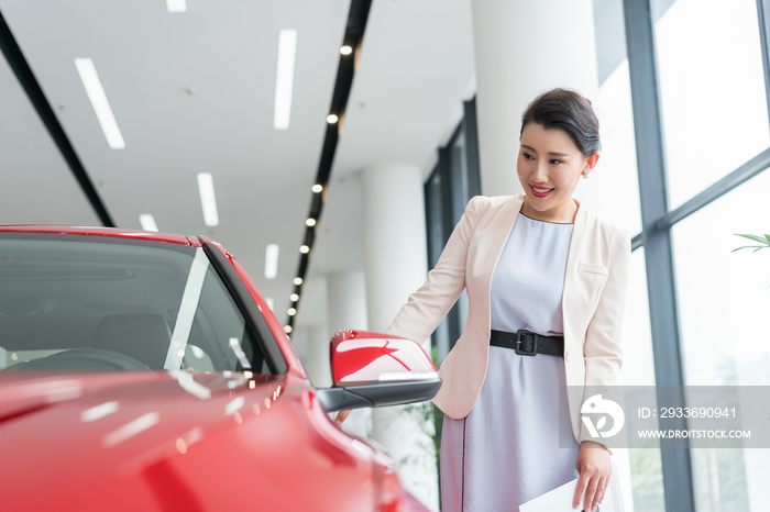 年轻商务女子选购汽车