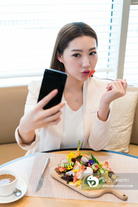 年轻女子下午茶时光