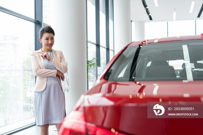 年轻商务女子选购汽车