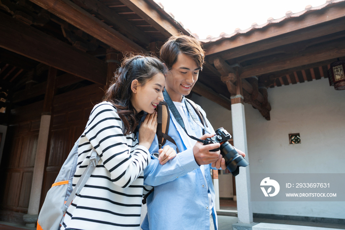 年轻情侣旅游