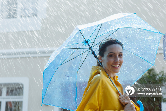 雨中撑伞微笑的女人画像