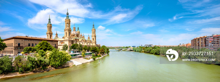 西班牙萨拉戈萨的埃布罗河和圣母柱大教堂。