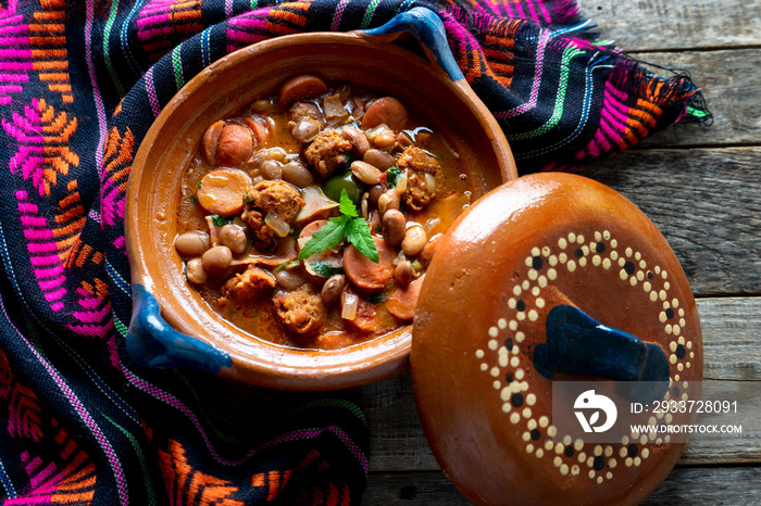 墨西哥豆称为charros，木底香肠和培根