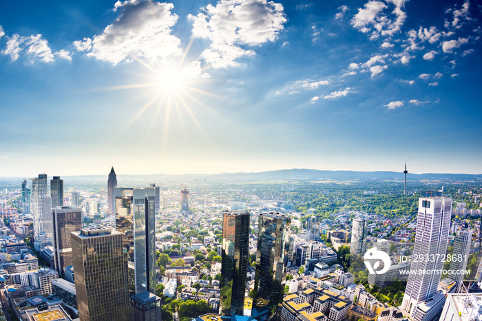 Panorama von Frankfurt am Main an einem heißen Sommertag