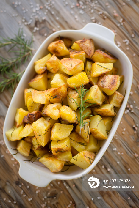 Vassoio di patate cotte al forno, roasted potatoes