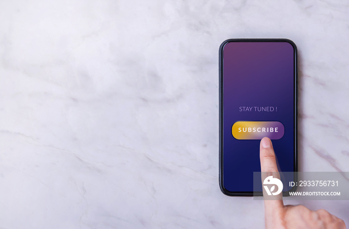 订阅和数字营销概念。使用智能手机进行订阅的人的俯视图