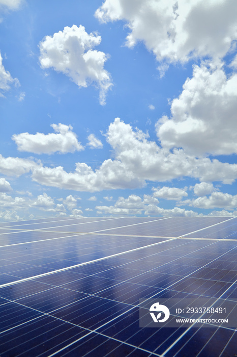 可再生能源太阳能电池板与蓝天