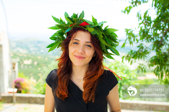 Ragazza con corona di alloro in testa per la laurea alluniversità italiana