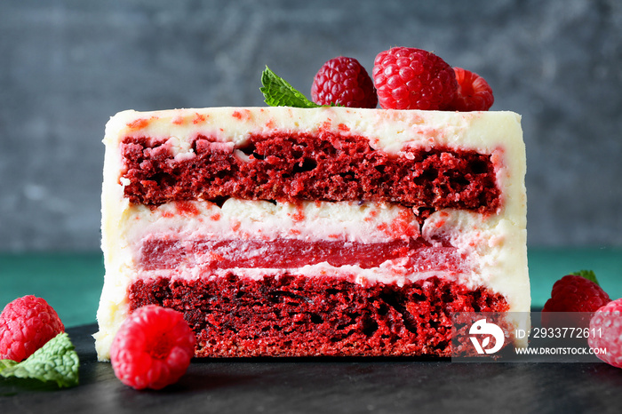 一块美味的树莓蛋糕，放在石板盘子上，特写