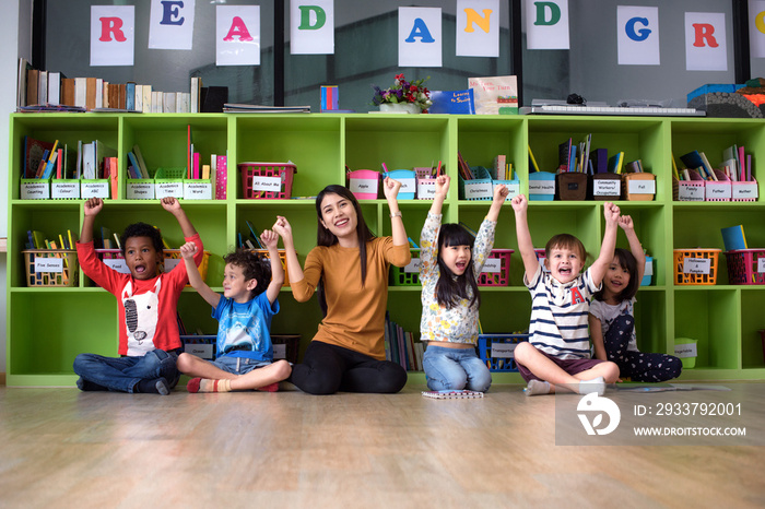 一群幼儿园在上课，兴高采烈地接受老师的学科教学