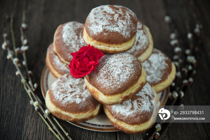 wiosenne pączki z różą i baziami