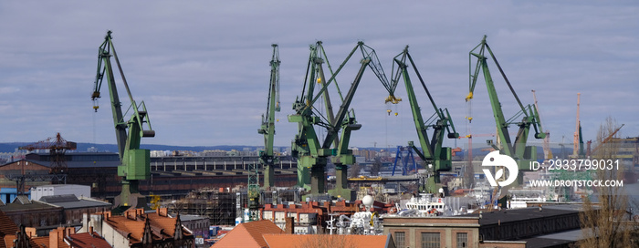 Gdańsk, Polska - panorama miasta z dźwigami stoczniowymi