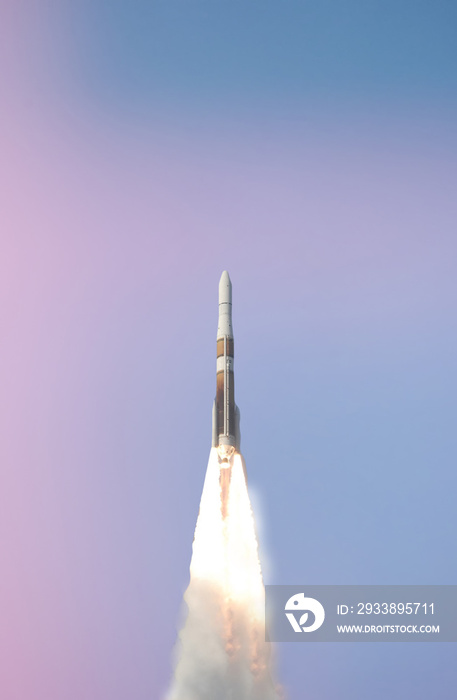 戏剧性的火箭发射。这张图片的元素由美国国家航空航天局提供。