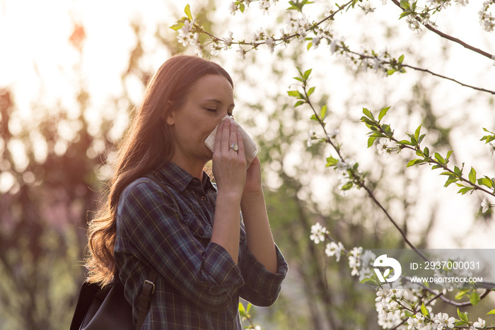 女性因春季花粉过敏而流鼻涕