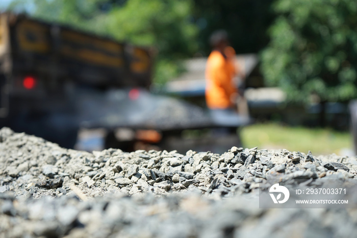 Workers are mixing hot stone caused by burning. Mixed with high temperature asphalt In order to repa