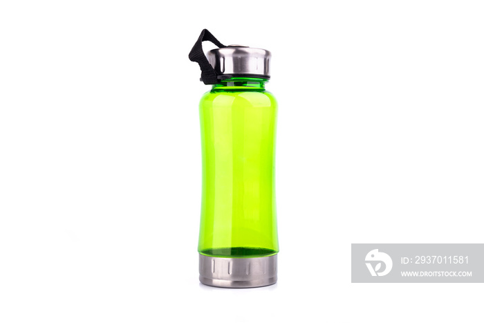 白色背景上隔离的绿色保温瓶或食堂水瓶。