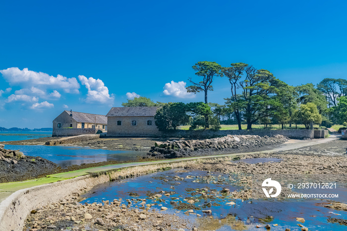 Berder island, in Brittany, in the Morbihan gulf, path not yet covered by the sea at rising tide