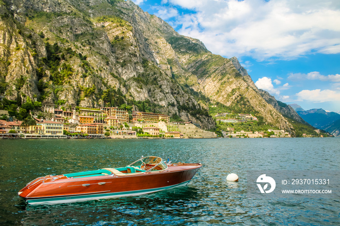 Wunderschönes Dorf am Gardasee in Italien mit Boot