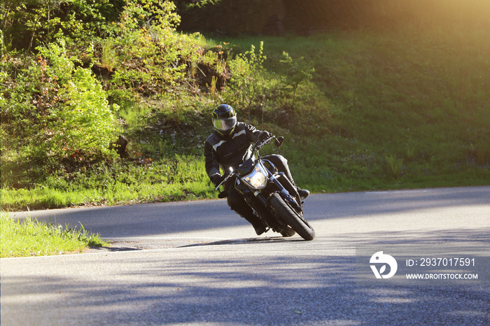 Sportlicher Motorradfahrer auf einer Landstraße